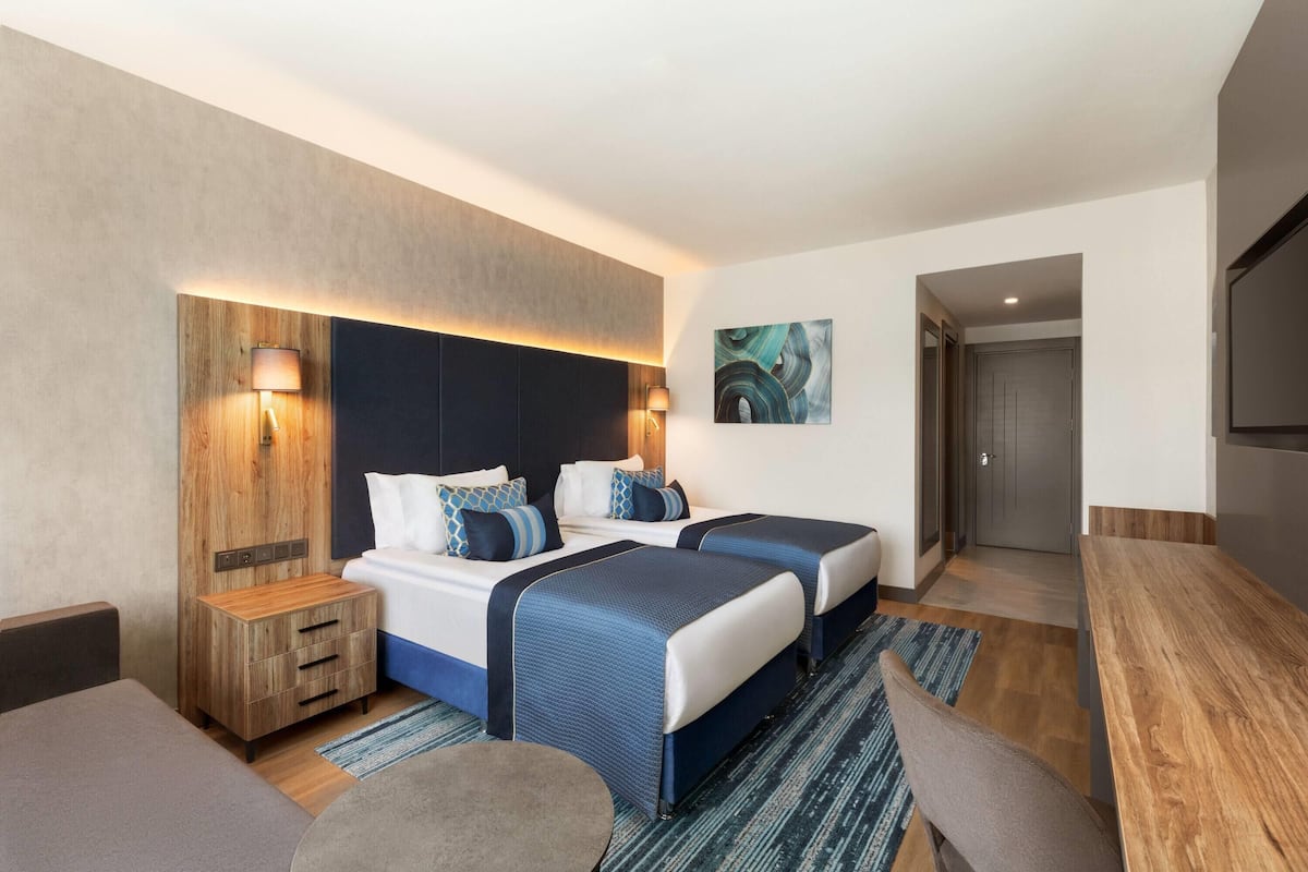 Kamer, toegankelijk voor mindervaliden | Luxe beddengoed, Tempur Pedic-bedden, een minibar, een kluis op de kamer