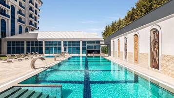 6 kolam renang indoor dan kolam renang outdoor