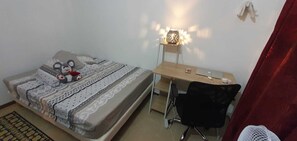 3 chambres, bureau, Wi-Fi gratuit, draps fournis