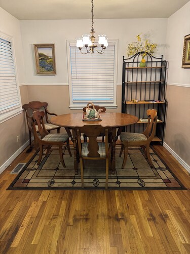 Spacious 3 bedroom, 1.5 bath House. Wi-Fi, Roku TV, Fully stocked kitchen, etc!