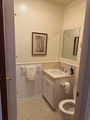 Hair dryer, towels, soap, shampoo - Spacious 3 bedroom, 1.5 bath House. Wi-Fi, Roku TV, Fully stocked kitchen, etc! (Lampasas)