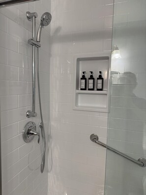 Secador de pelo, toallas, jabón y champú