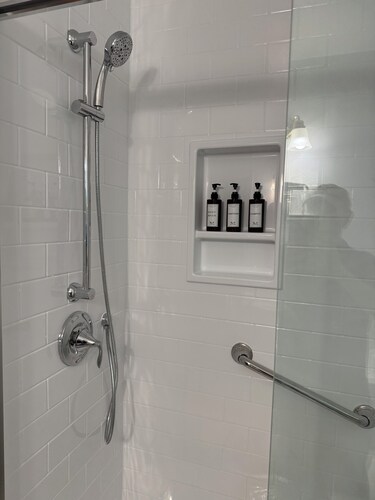 Spacious 3 bedroom, 1.5 bath House. Wi-Fi, Roku TV, Fully stocked kitchen, etc!