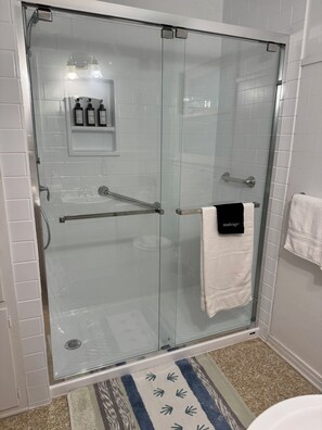 Een douche, een haardroger, handdoeken, zeep