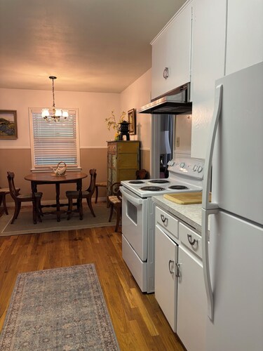 Spacious 3 bedroom, 1.5 bath House. Wi-Fi, Roku TV, Fully stocked kitchen, etc!