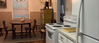 Spacious 3 bedroom, 1.5 bath House. Wi-Fi, Roku TV, Fully stocked kitchen, etc!