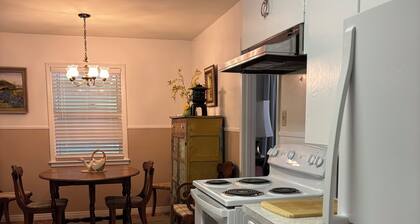 Spacious 3 bedroom, 1.5 bath House. Wi-Fi, Roku TV, Fully stocked kitchen, etc!