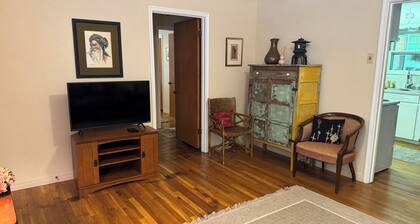 Spacious 3 bedroom, 1.5 bath House. Wi-Fi, Roku TV, Fully stocked kitchen, etc!