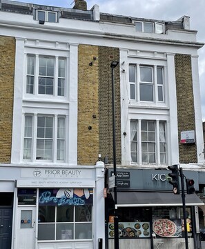 Classic building with a storefront, featuring a beauty centre and a restaurant.