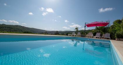 Dordogne gite, amazing views, private heated pool, large gardens, NO ADDED COSTS
