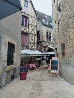 Exterior - Dordogne gite, amazing views, private heated pool, large gardens, NO ADDED COSTS (Marnac)