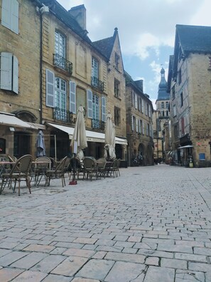 Outdoor dining - Dordogne gite, amazing views, private heated pool, large gardens, NO ADDED COSTS (Marnac)