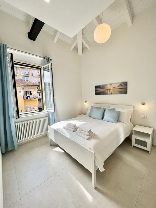 2 chambres, coffres-forts dans les chambres, fer et planche à repasser