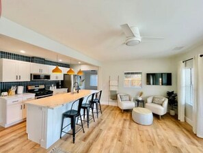 Fridge, microwave, oven, stovetop - The Stay on Main/Modern Cottage/1 mi. to Old Town! (Cottonwood)