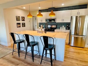 Fridge, microwave, oven, stovetop - The Stay on Main/Modern Cottage/1 mi. to Old Town! (Cottonwood)