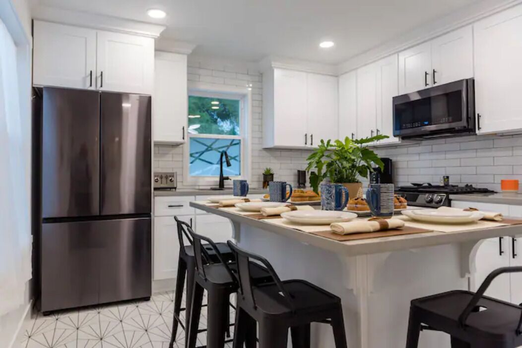 Refrigerador, microondas, horno y parrilla de estufa 