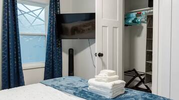 2 slaapkamers, een bureau, een strijkplank/strijkijzer, reisbedje