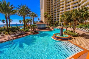 Alberca techada y alberca al aire libre