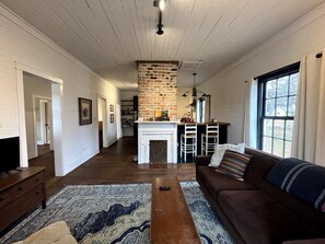 Una Smart TV, una chimenea, una oficina