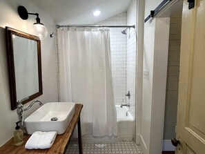 Secador de cabelo, toalhas de banho