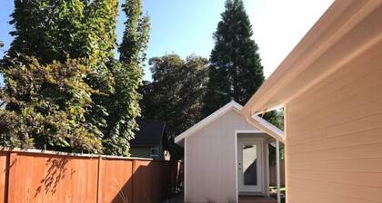 “The Hideaway” Guesthouse Near Canyons/New remodel