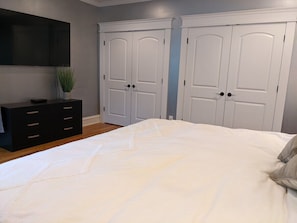 2 Schlafzimmer, Schreibtisch, Bügeleisen/Bügelbrett, Reisekinderbett