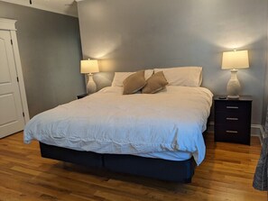 2 makuuhuonetta, työpöytä, silitysrauta/-lauta, vauvan matkasänky