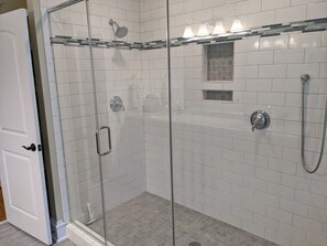 Hair dryer, towels - Casa Rosa - 2BR West End Bungalow (Durham)