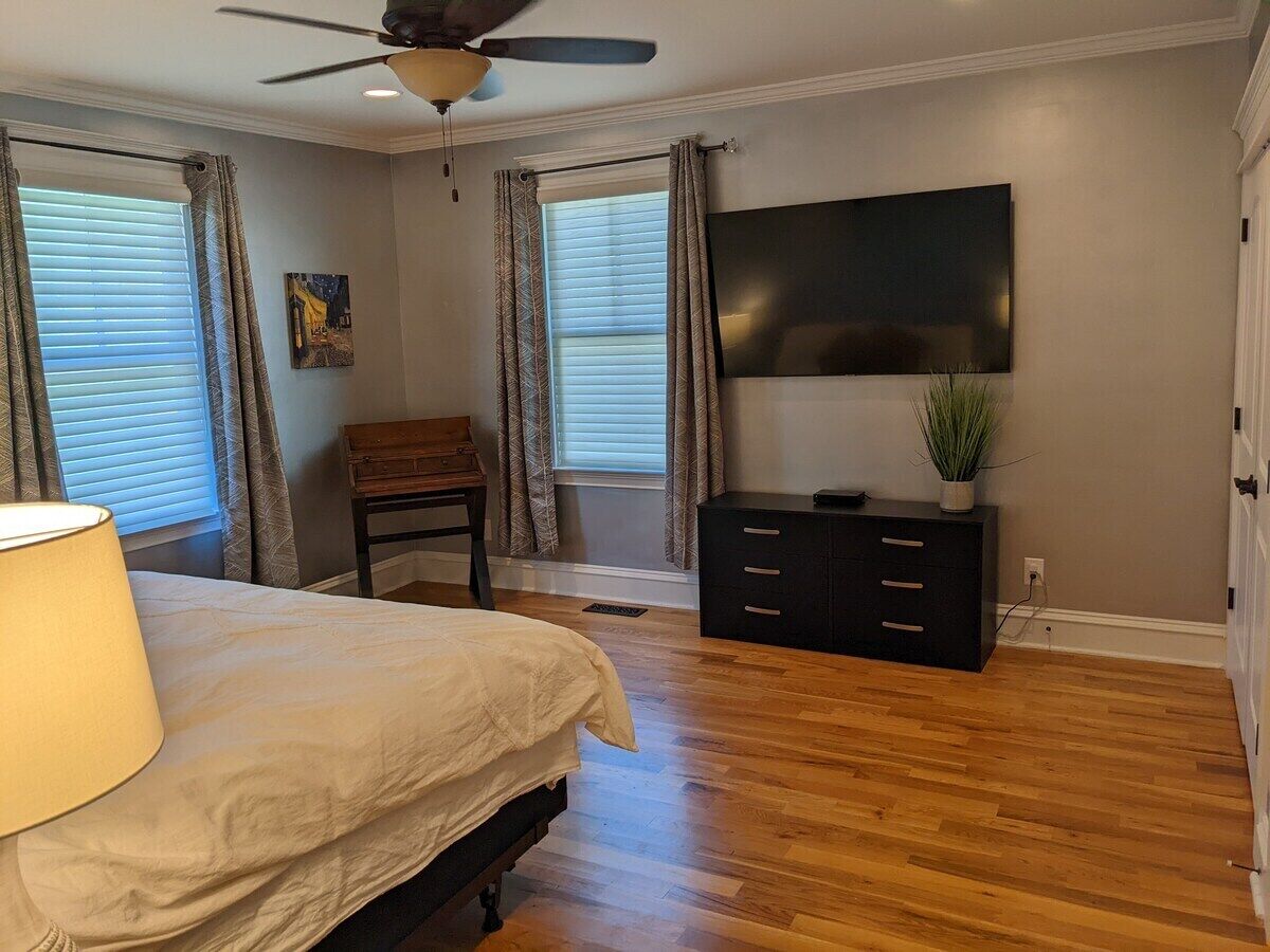 Casa Rosa - 2BR West End Bungalow