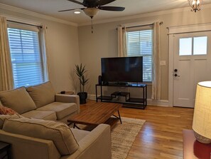 Älytelevisio, kirjoja, työhuone