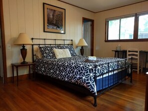 3 bedrooms, desk, iron/ironing board, travel cot - Cozy Duke Park Retreat, Whole House (Durham)