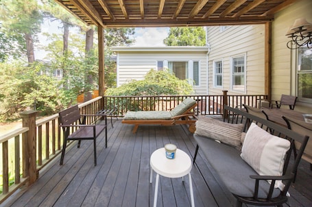Outdoor dining. Trinity Park Home Walk to Duke & Downtown