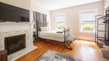 2 chambres, bureau, fer et planche à repasser, lit parapluie