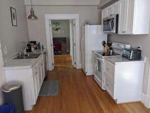 Réfrigérateur, four à micro-ondes, un four, surface de cuisson