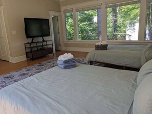 1 chambre, bureau, fer et planche à repasser, lit de bébé portatif