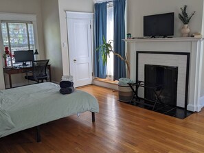 1 habitación, escritorio, tabla de planchar con plancha y cuna de viaje