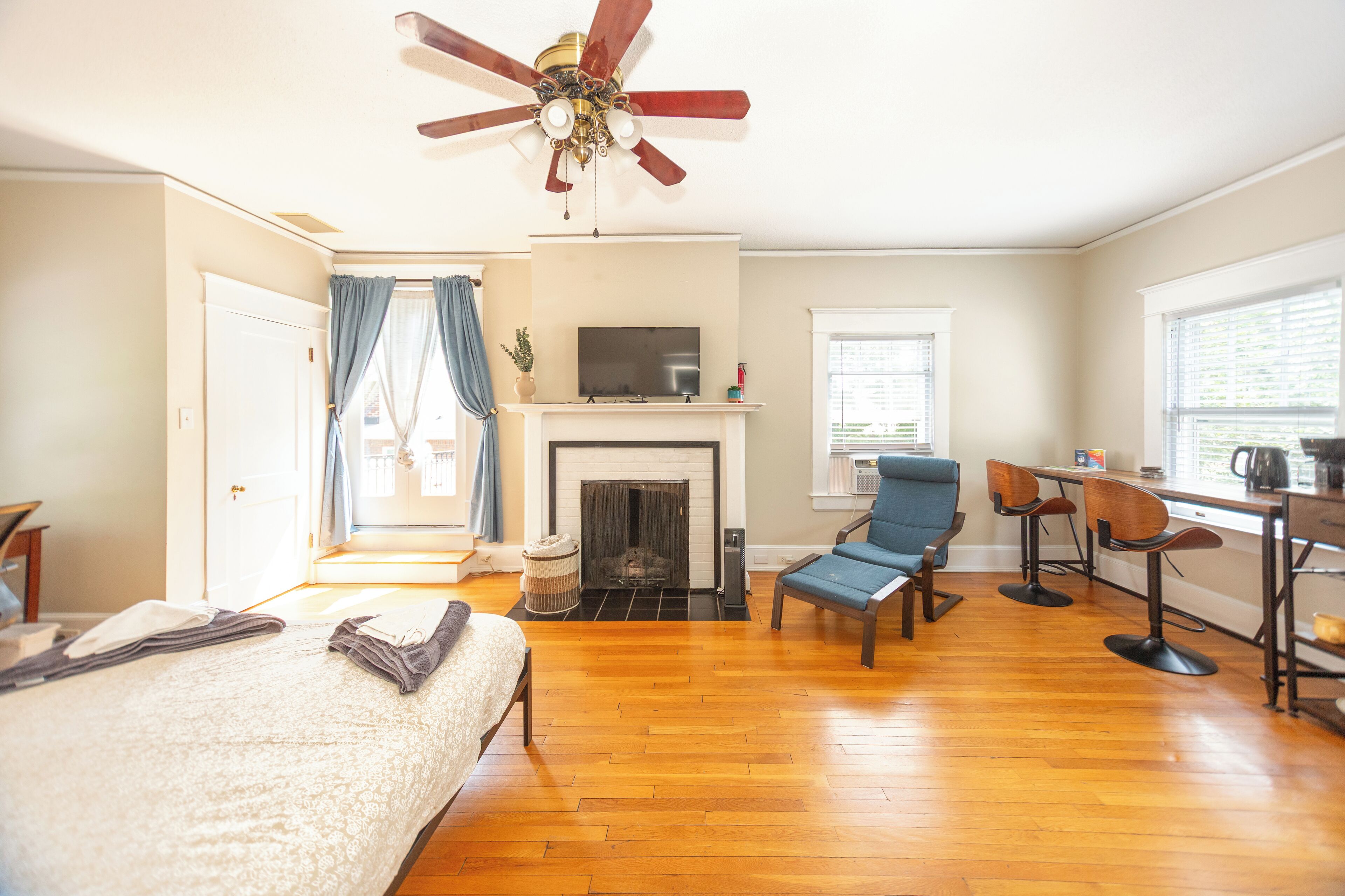 1 slaapkamer, een bureau, een strijkplank/strijkijzer, reisbedje