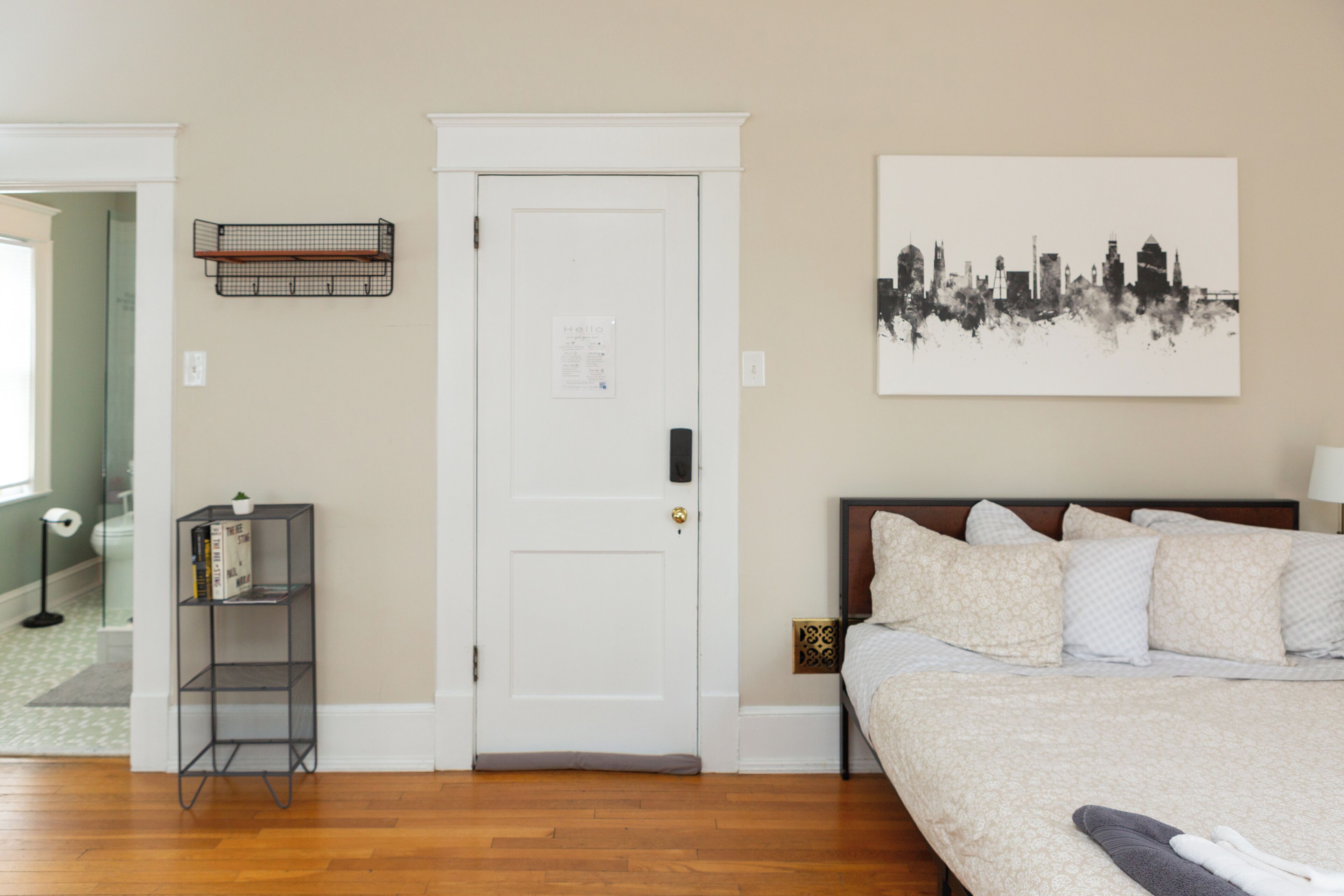 1 slaapkamer, een bureau, een strijkplank/strijkijzer, reisbedje