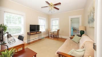 Een smart-tv en een kantoor