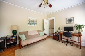 Smart TV, offices - Efficiency in Grand Old Home, Downtown Durham (Durham)