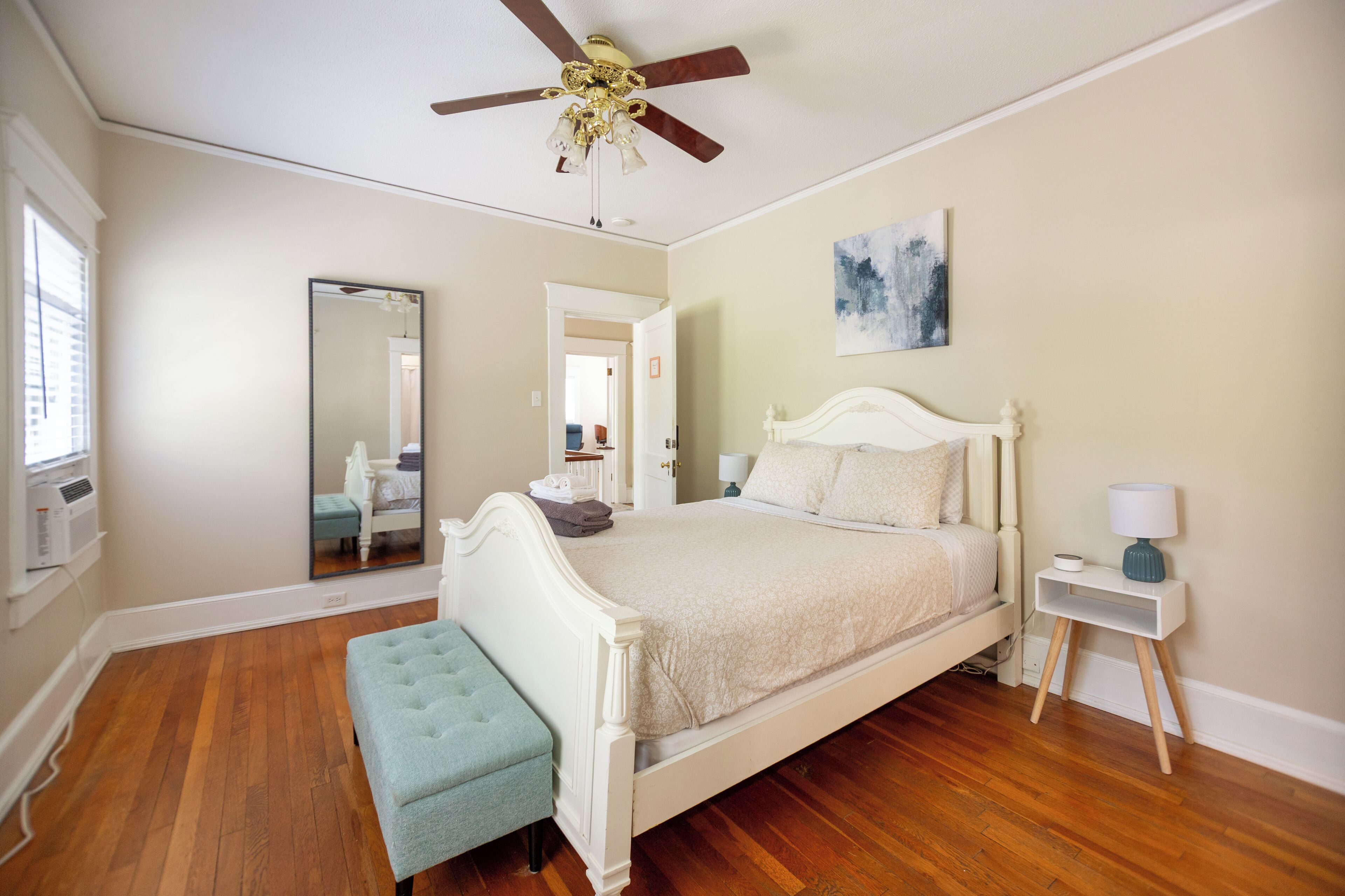 1 室のベッドルーム、デスク、アイロン / アイロン台、WiFi (無料)