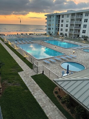Una piscina al aire libre, una piscina climatizada