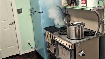 Kühlschrank, Mikrowelle, Herdplatte, Geschirrspüler