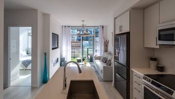 Frigorifero, microonde, forno, piano cottura