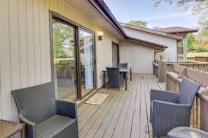 Outdoor dining - Bella Vista Townhome w/ Deck Near Back 40 Trails! (Bella Vista)