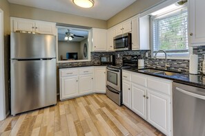 Fridge, microwave, stovetop, dishwasher - Bella Vista Townhome w/ Deck Near Back 40 Trails! (Bella Vista)