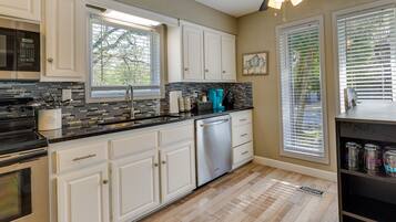 Fridge, microwave, stovetop, dishwasher