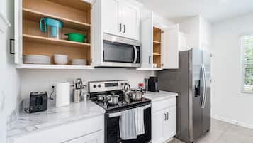 Kjøleskap, mikrobølgeovn, ovn og kokeplater