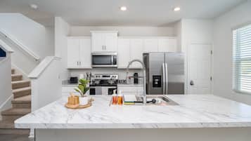 Kjøleskap, mikrobølgeovn, ovn og kokeplater