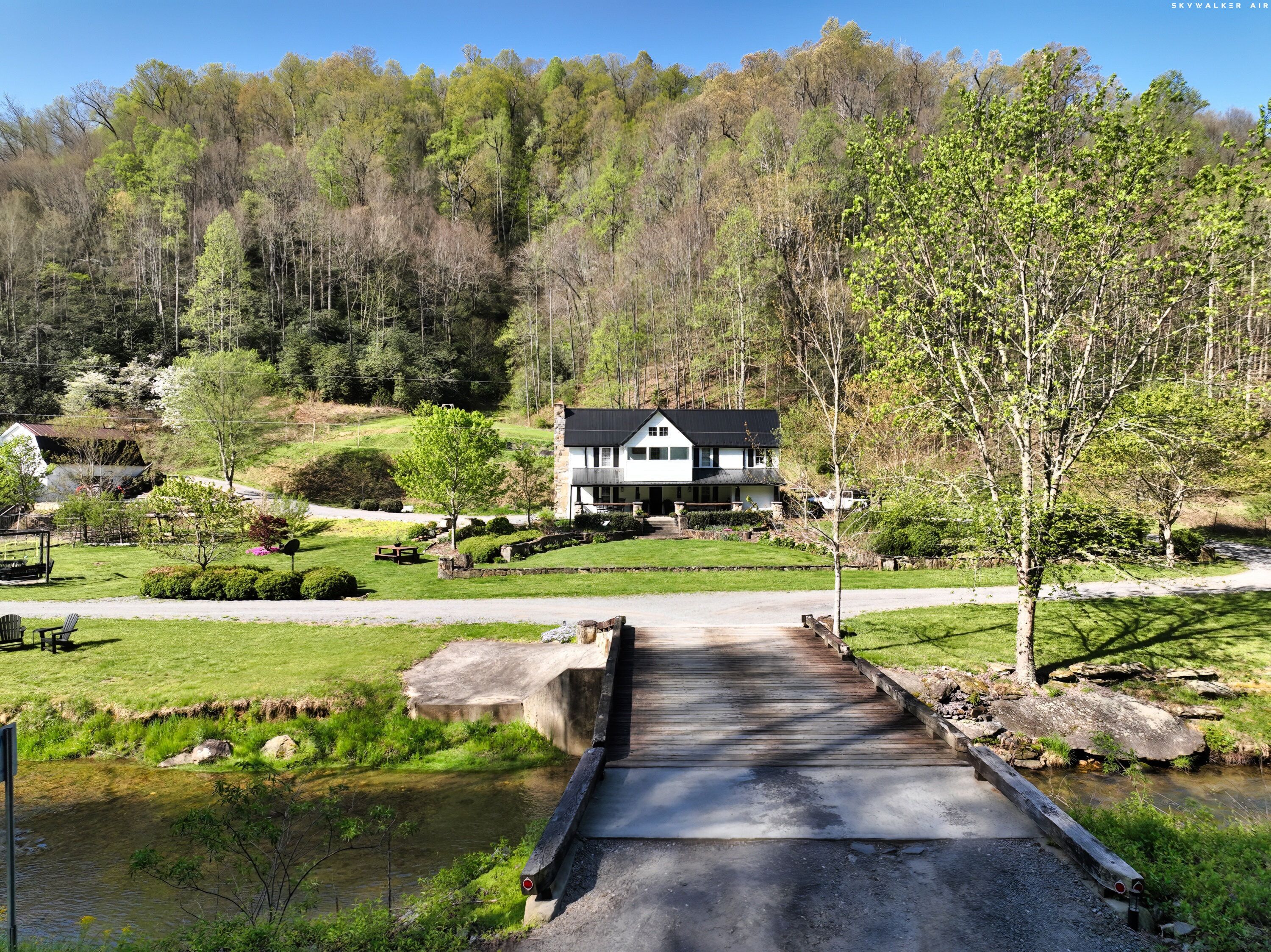 The Fern Farmhouse: Black Mountain 5 Bed/5.5 Bath/30 acres on the Broad River